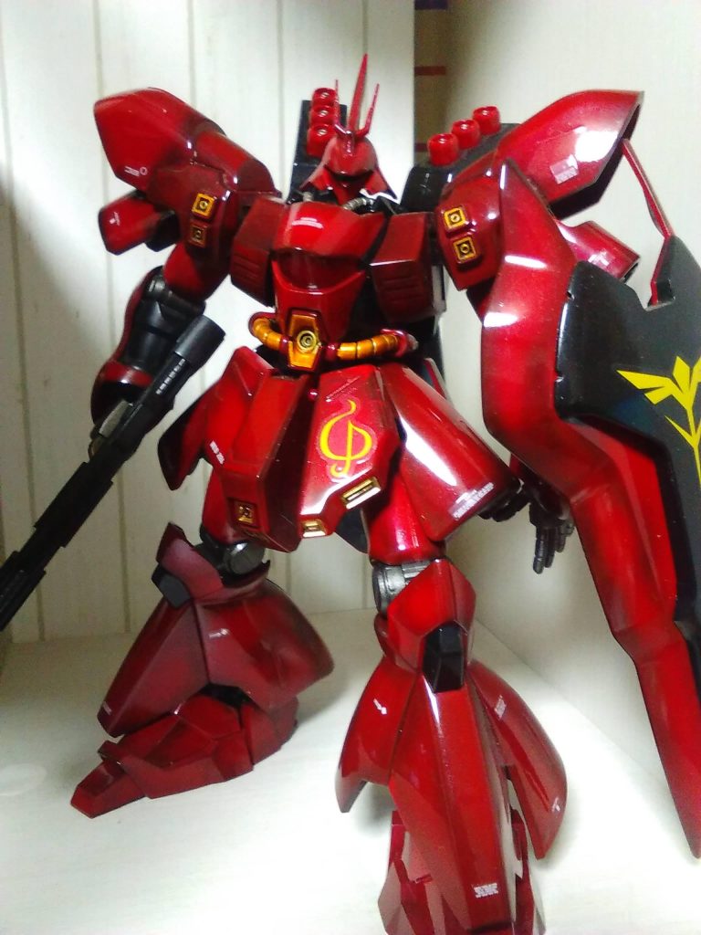 HGサザビーです！作ったことも忘れてました！（笑）かなり前なので！製作したのが何年前かも定かではありません！（笑）下地で色調整をしてからシャドー入れてクリア系での塗装してます！この塗装方法やりだしたのが、10年くらい前からなので！多分その頃の作品だと思います！（笑）ひょっこり１枚だけ紛れ込むように見つかったので！投稿しました！（笑）１枚だけですいません！終わりです！（笑）