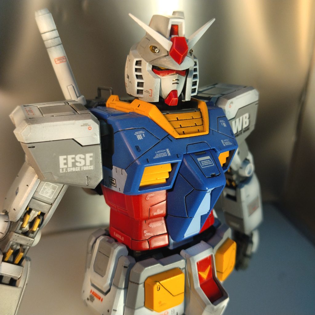 ちょこっとスジ彫り入れてのグラデーション塗装です!あたまのバルカンはメタルに変更してます!