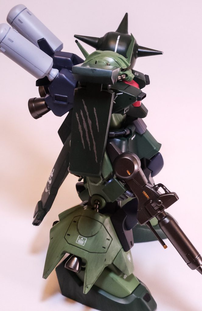 横から。ザクはウェザリングが似合うかと思い、汚し処理をしています。