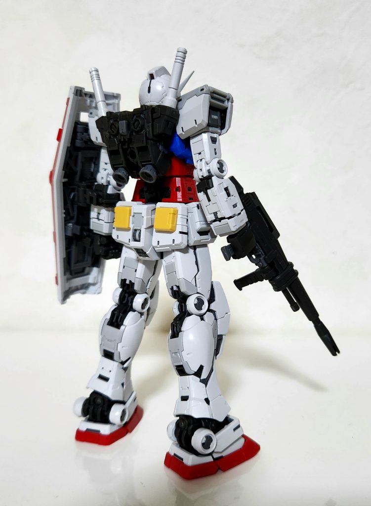 外装は成型色仕上げで良いけど、武器類、関節部、バーニアは塗装したいかな?