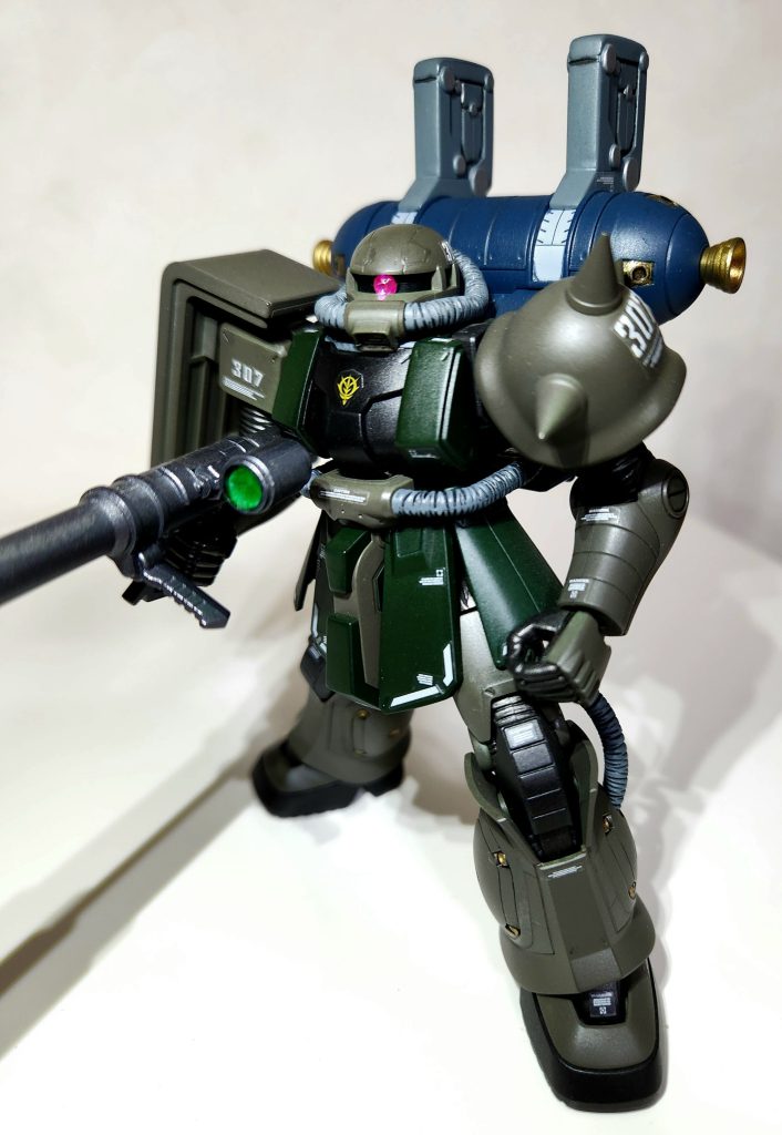 水転写デカールがなかったので付属マーキングシールの縁を切って貼ってます。でもアップで見ると段差が目立っちゃいますね^^;