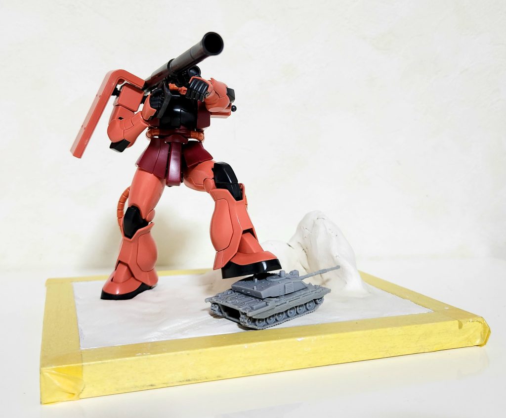 パチ組みで放置してあったリバイブシャアザクと合わせてホワイトオーガーの箱絵風ジオラマを作ってみようかなと思ってこの戦車は使えるぞと。ザク地上戦セットの61式戦車はあと1つあるけど破壊するのが勿体ないのでコイツで代用しようと企んでます、爆炎で誤魔化せばイケるんじゃねっとww取り敢えず粘土で土台を作成しときました。