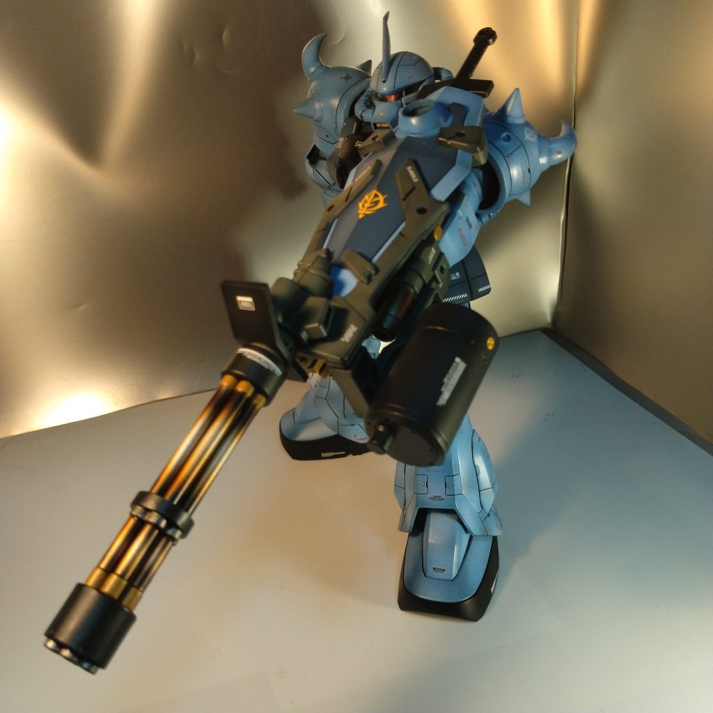 制作内容は!動力パイプの芯を柔軟性のある物に変更(可動を数ミリでも良くするため)足の取り付け軸の角度を変更!(これも可動域を少しでも広げるため)スジ彫り、モノアイ変更 、いつものごとくデカールは手持ちの物を任意で使ってます!