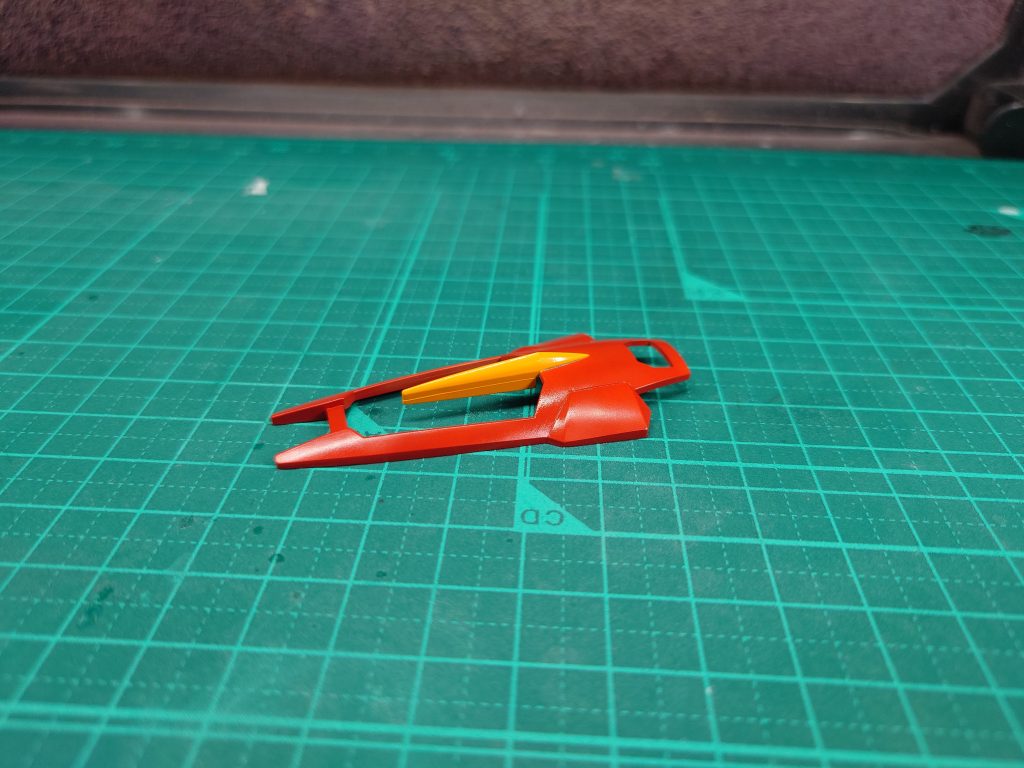 ◎製作工程キットはモーガン機?だからかブルー基調のカラーリングになっていたので、劇場版と同じ赤に変更シールドの色の違いだけでも、だいぶ印象が変わりますね。