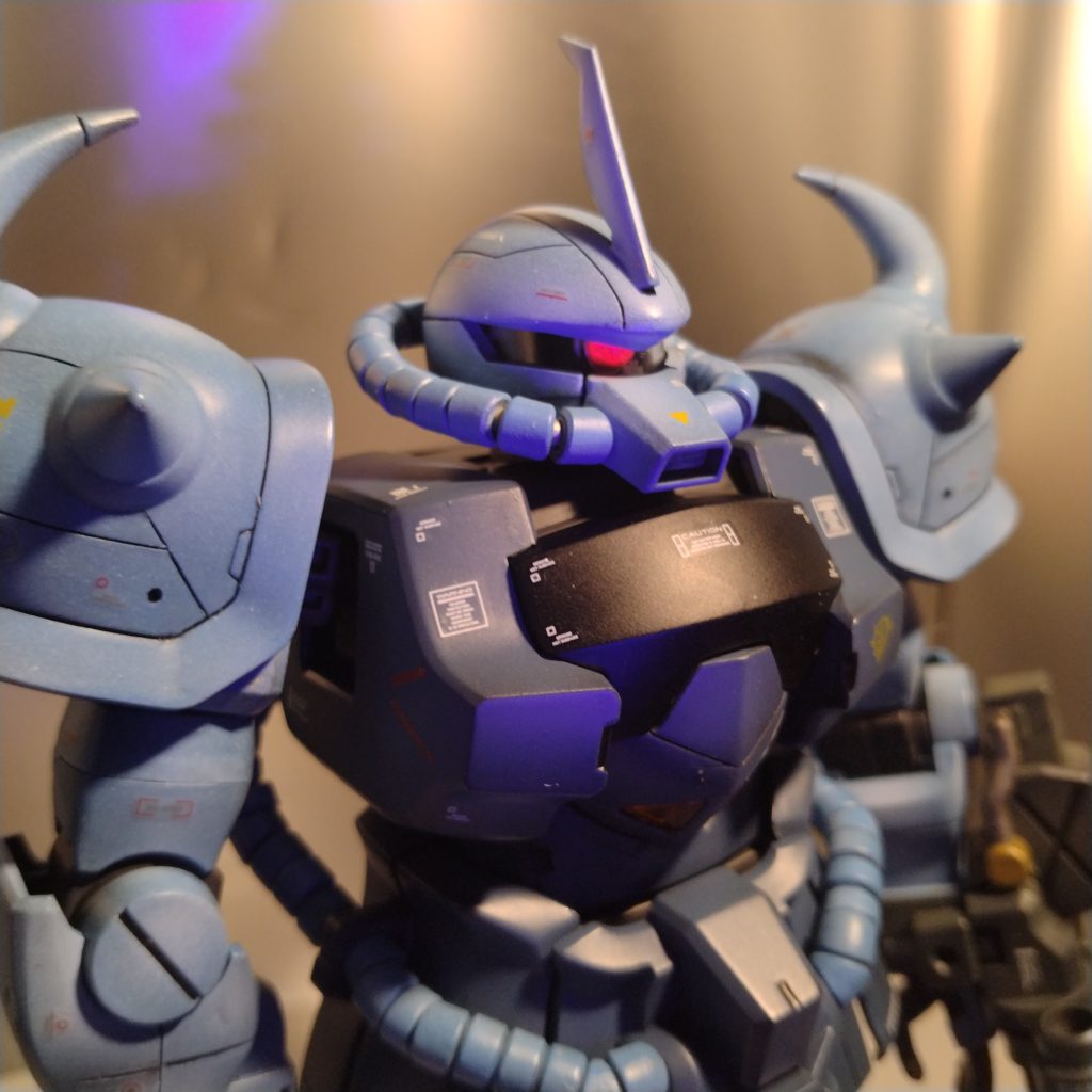 今回はいつもなら、サッサと取り替えちゃうモノアイも!ちょっとだけ拘ってみました!(笑)アニメなどで、ボンヤリ光っった球体のモノアイに近づけたいと思って試行錯誤してみました!(笑)まぁブラックライトを照らさないと表現出来ないのですが!(笑)