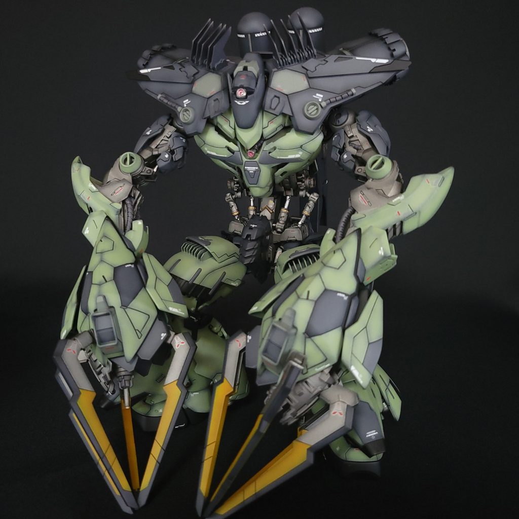 前面MGのバルバトスを胴体のフレーム、腕部に使用しているのでメインはそれになるかと思います。まあまあ色々なパーツをミキシングしているので、どこに何が使われているか考えてみるのも面白いかもです。