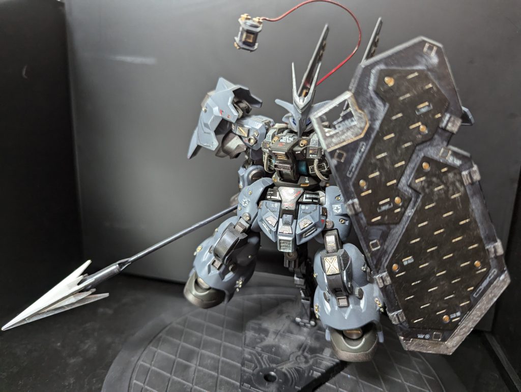 武装は大型の槍、突進しても身体を守れる巨大な盾。そして、時代にそぐわぬ有線式の所謂インコム。