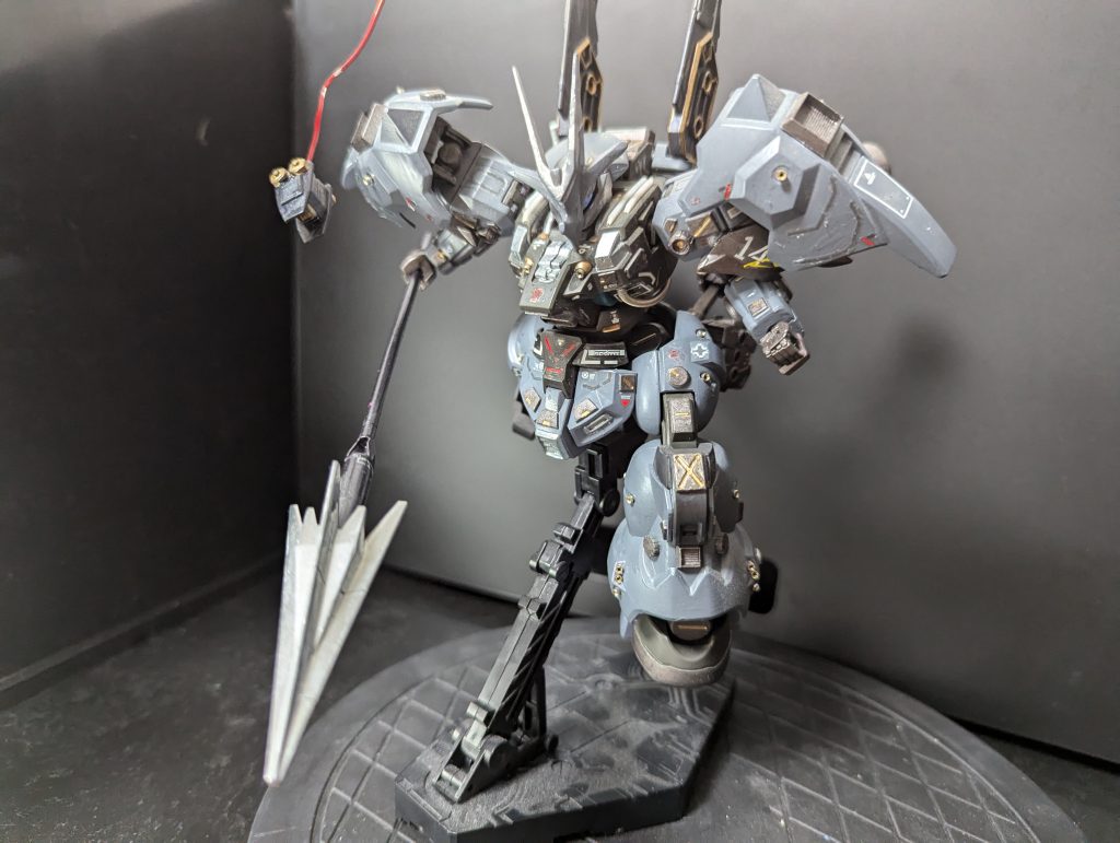 皆、ビーム兵器ばんばん使うのに無骨なビームすら纏わない槍。これ折れたら、もう彼には突進しか出来ません。。