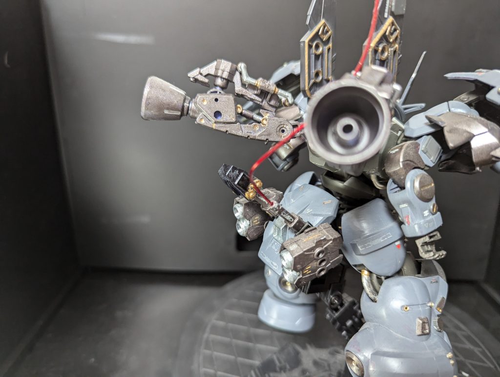 尖った謎スタスターを排除して、突進特化なので、背面には不格好なバーニアとスラスター。これでいつでも懐に一直線ですね。インコムは、ケツから2個飛び出すようにしてます。