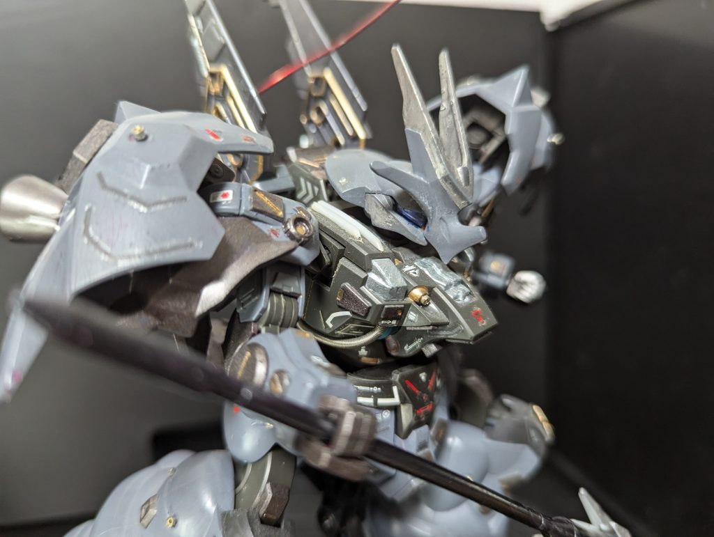 変更点は頭部。カブトムシみたいなアンテナは、ちょん切って前面部に固定。頭のモフモフしたやつも邪魔だったので切り捨て。笑コンセプトから猪突猛進と云えば重厚なランサーっぽさを出したい、という理由から頭部はブルっぽくしてみました。