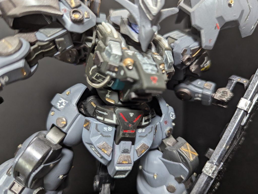 トップコート吹いてないので、デカール貼った感、満載ですね笑あ、今回ももちろん筆塗りです。荒いです笑