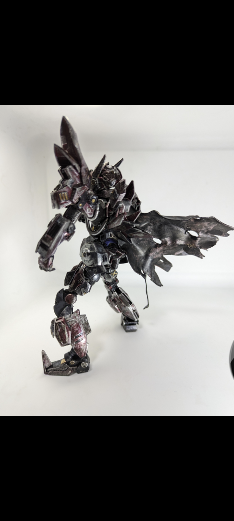 背中には片肩にボロボロになったマントを着せてみせました。