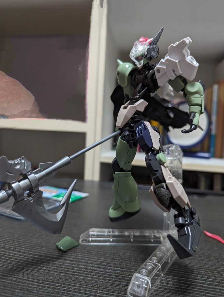これがザクだったよ、という証拠写真。胴体以外のフレームと腕と頭はザクのままなのです。