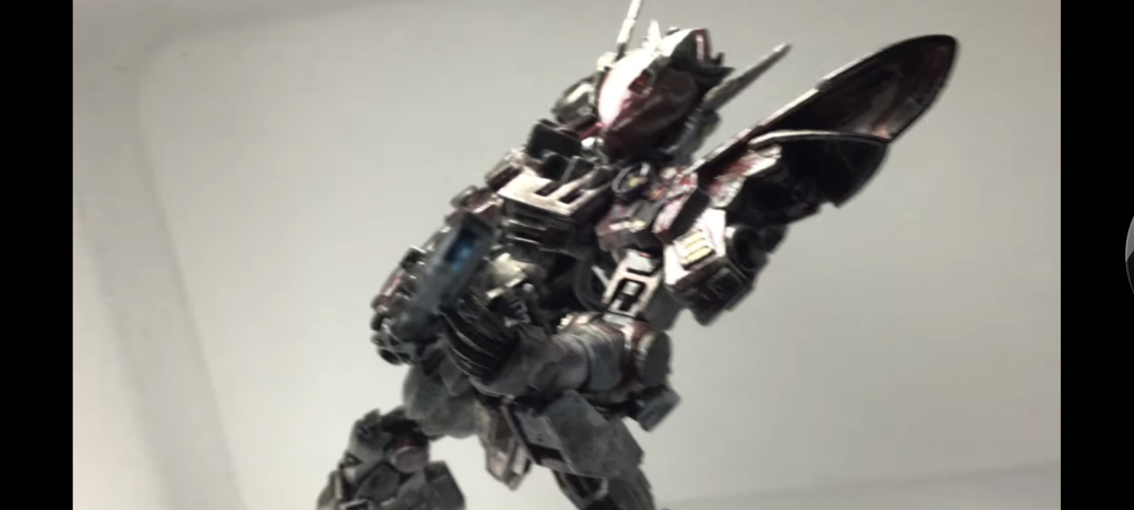 武装は、まさかのこのガンブレード風の武器のみ!決して面倒くさくて、これだけにしたとかでは無いぞ!本当に敢えてなのだ。