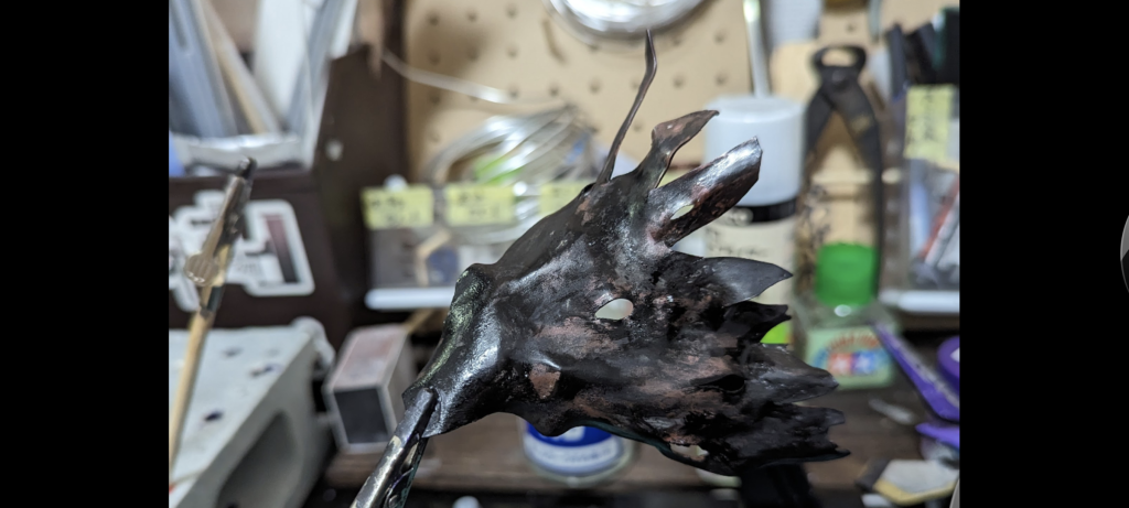 今回の改造で一番最初に手を付けたのは、実はマント作りから。プラ板から切り出して、指で折り曲げ軽く塗装。そこからライターで炙って形を整えました。