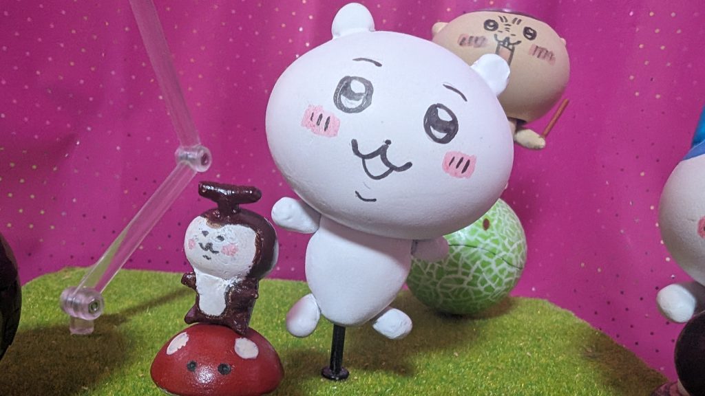 ちいかわはいちばん最初に作ったのですが、首、腕、足は可動します。ある程度のポージングは出来ます。もっともちいかわ達を立体化しようとするとあの体型では自立は無理なので固定するしかないです。ちなみにちいかわ達はエポパテ盛って整形してます。手前のちいかぶはガチャポンの「パンダーZ」の主人公 のパン·タロンをベースにエポパテとランナーで改造しました。