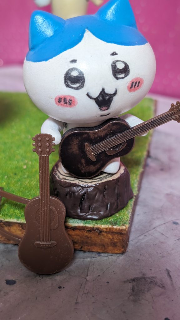 ハチワレはアコギを持たせて弾き語りポーズなので実質的に首のみの可動てす。アコギはプチッガイシリーズで付いているアコギをガンプラマーカーのぼかしペンでウェザリングしてあります。ウェザリングをすることによって本物っぽく仕上がりました。ハチワレの座っている切り株はペットボトルの蓋にエポパテ盛って爪で切り株の筋などを再現してます。