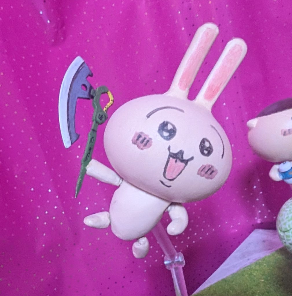 いちばんエキセントリックな性格をしているうさぎはスイカハロを真っ二つにするために(!!)「Zガンタム武器セット」のハイザック用ヒートホークを持たせています。耳はプラ棒を軸にエポパテで整形してます。あとはちいかわと同じ作りです。バンダイさん、そろそろ「Zガンタム武器セット」の再販してください。たしか10年以上再販してないはずです💦