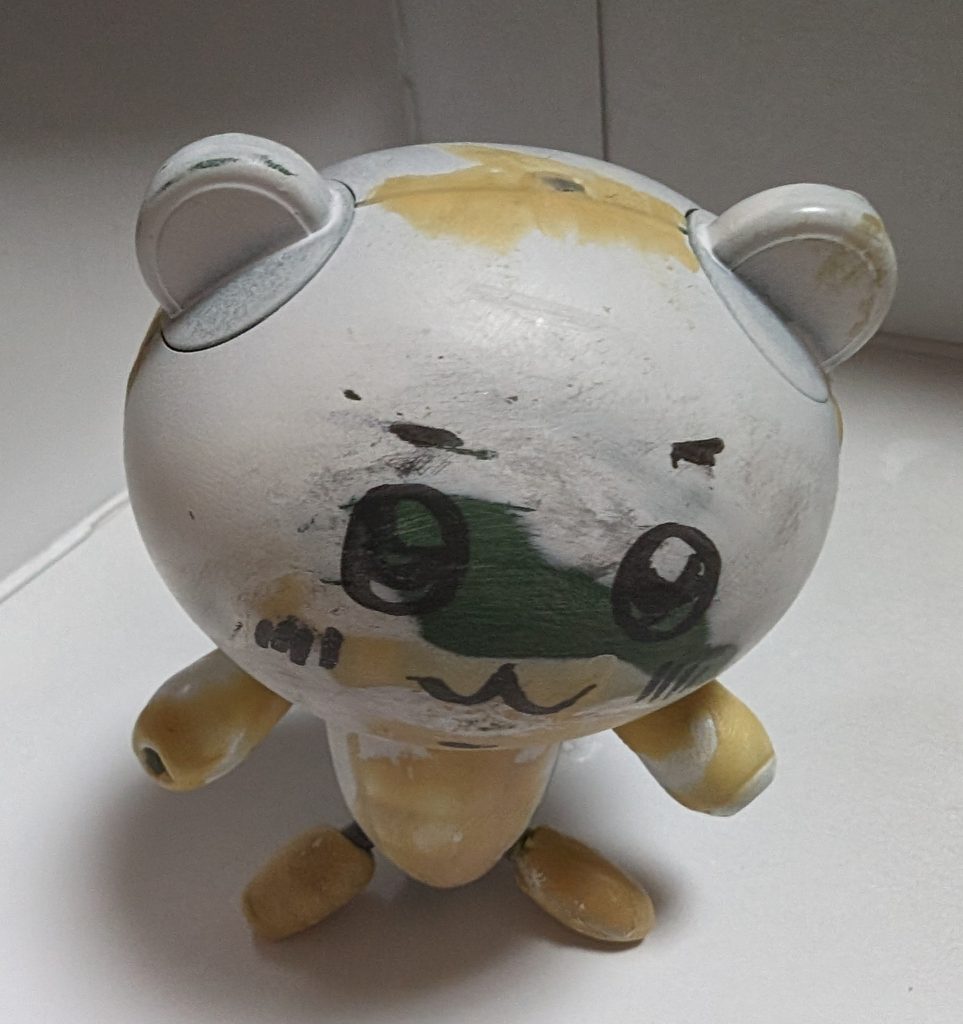 【製作途中写真①】最初に作ったときは耳はプチッガイそのまま使おうとしましたが「フルメタル・パニック」のボン太くんみたいになったので、ボツでした。