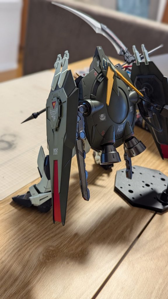 背中が重すぎて自立はできません。