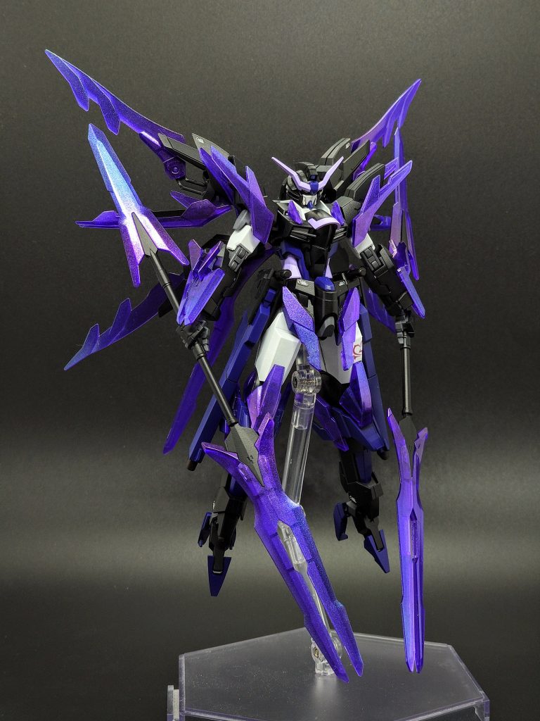 クリアパーツはクレオスのクリスタルカラールビーレッド、アメジストパープル、サファイアブルー、ターコイズグリーンでグラデーション塗装し、クリアをかけています。光が当たると結晶のような反射になるように意識してみました。