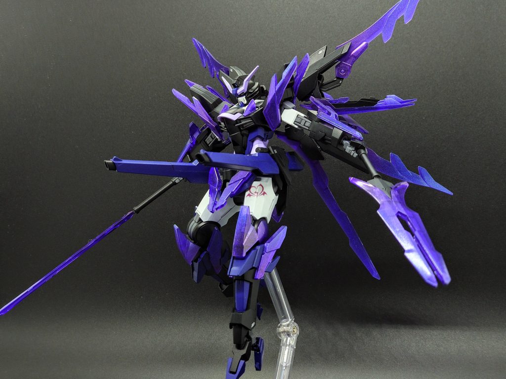 レールガンとビームサーベルを固定武装として装備しています。