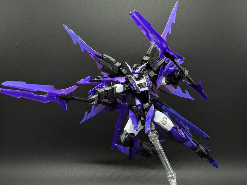 メイン武装はランスビット✕2クリアパーツはプラフスキー粒子を貯蔵でき、開放することで広範囲に黒雷を発生させる他、トランザムの高出力化、もしくはトランザム後の機体性能低下を貯蔵した粒子で補うことも可能です。