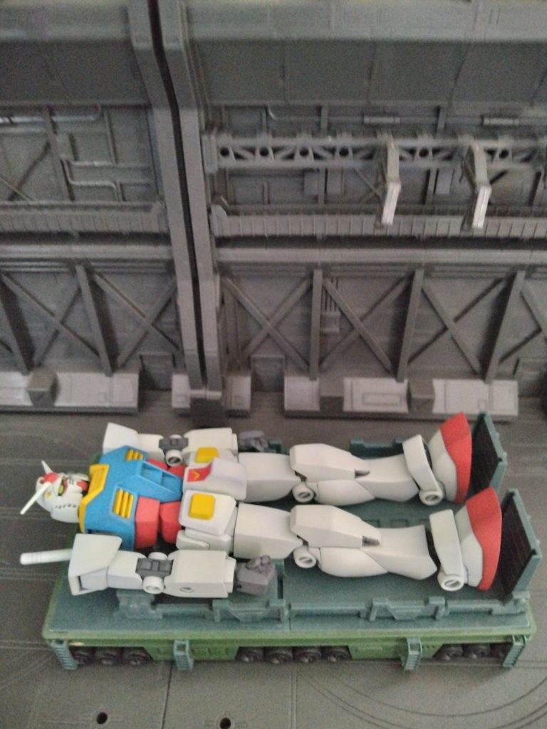 EXモデルのガンダムトレーラーのパチ組があるので乗せてみました。塗装はファントムグレーで下塗りしNo.21ガンダムのガンダムカラーで基本塗装しラッカー系ガンダムカラーのアニメカラーのホワイト、ブルー、レッド、イエローでハイライト塗装してますが思いの外隠蔽力が高かったので吹きすぎました。