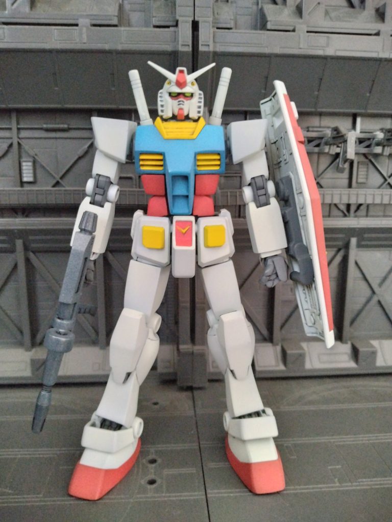 まずは基本装備のビームライフルとシールド装備状態です。改造箇所は作画イメージに近いG30thの頭部と交換してます。作画ではどちらかと言うと撫肩なので上部を切り詰めて小型化してます。 脚部は太腿をサンドイッチ方式で幅増しし脛は接着面で1ミリのプラ板を挟んで幅増ししてます。一番の問題点の細過ぎる胴体は両サイドにプラ板を貼付けボリュームアップしてます。