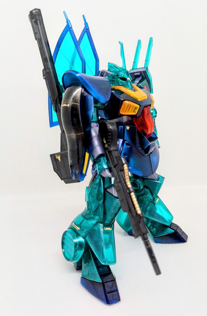 塗装はほぼ水性ホビーカラーを使用キャンディ塗装のベースはスーパーシャインシルバー、青部分はクリアブルー、緑部分はクリアブルー、クリアグリーンを元々のカラーに寄せて調色、黒部分はスモークグレー、モノアイ、黄色部分はクリアレッドを使用赤部はグラデーションになるよう裏からのみスーパーシャインシルバーを塗装しております。トップコートにはホワイトパールを混ぜた光沢クリアを吹いております。パール警戒しすぎてあまり入れなかったからかパール感はありませんが…