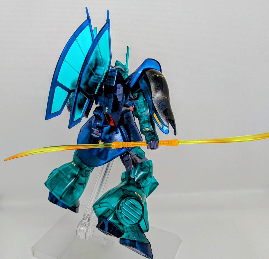 バックショットが素敵😍ダボ穴とかが透けて独特な雰囲気をまとっておりきれいです。