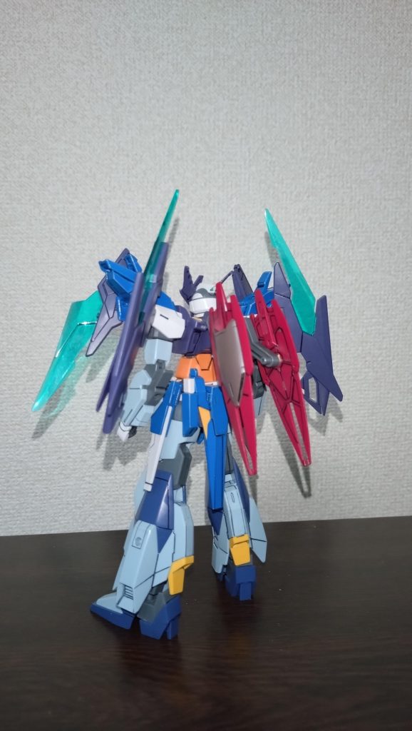 背中のスラスターは後に別装備として出します