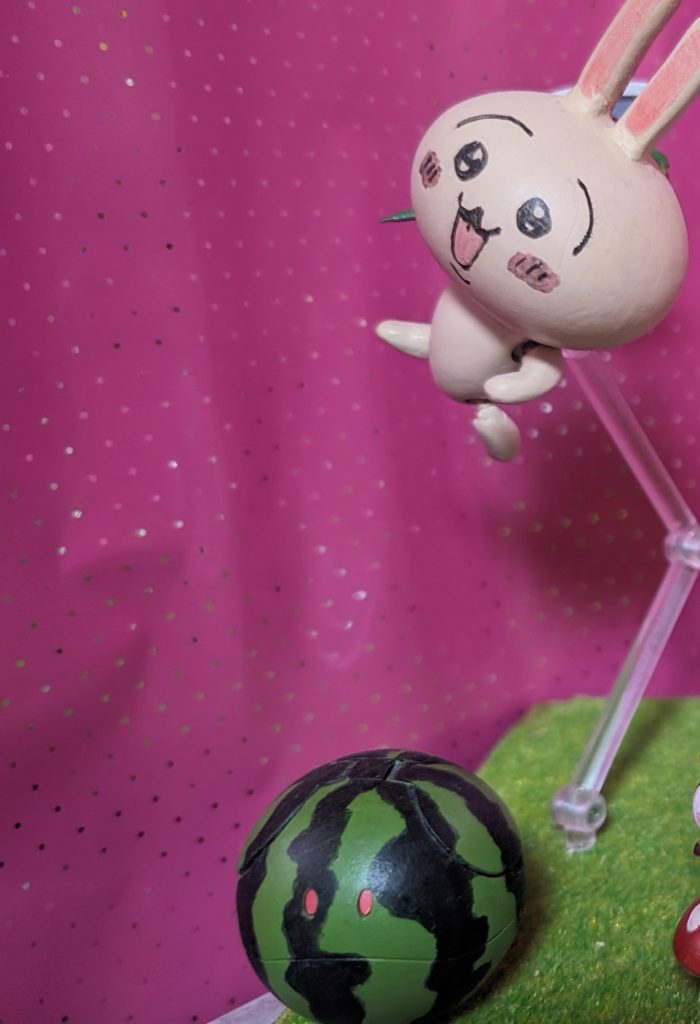 うさぎに真っ二つにされそうになっている(笑)スイカハロは以前製作したハイザックカスタムのグリーン2色で手描きで塗り分けました。