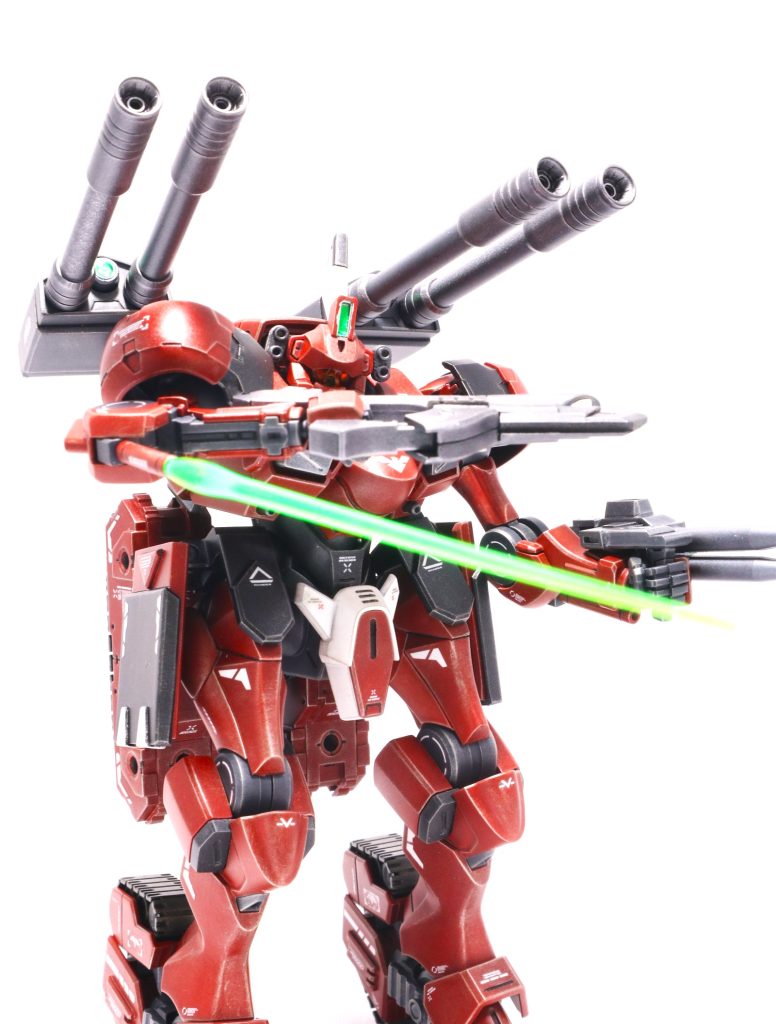 前腕部のビームサーベルは装備したままビーム刃を出せるように加工。