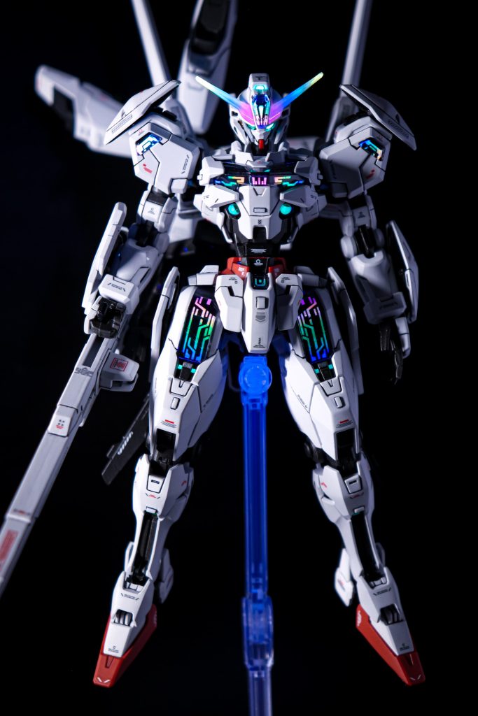 フレームを黒鉄色、白外装は基本成型色ですが塗分け部分は明灰白色で。黄色パーツはゴールドで筆塗り。つや消しトップコート仕上げですセンサー部分はカスタマイズマテリアルの3Dメタリックシールをカットして上からガイアカラー蛍光グリーンを筆塗り→UVレジンでレンズ化しました。