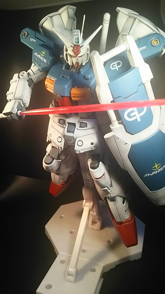 安定のちょっとスジ彫りのグラデーション塗装です!(笑)それと!胸のエンブレムは削り飛ばしてます!私は全てのGPシリーズのエンブレムを削り飛ばしてます!(笑)なんかオモチャっぽくて好きになれないんです!