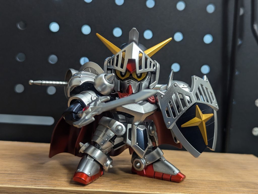 ランスを背中に背負って剣を構えたポーズ