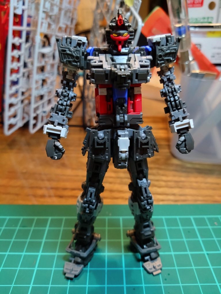 フレームから組立てる!って憧れてました。腰パーツが前後逆なのは内緒です。