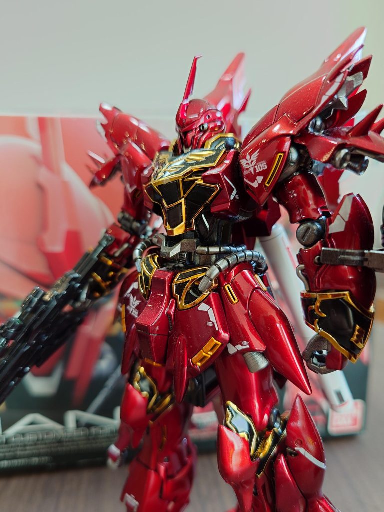 実は内部フレームやパイプなども数色の金属色を使っていますが見えません。アポジモーターはキャンディイエロー。