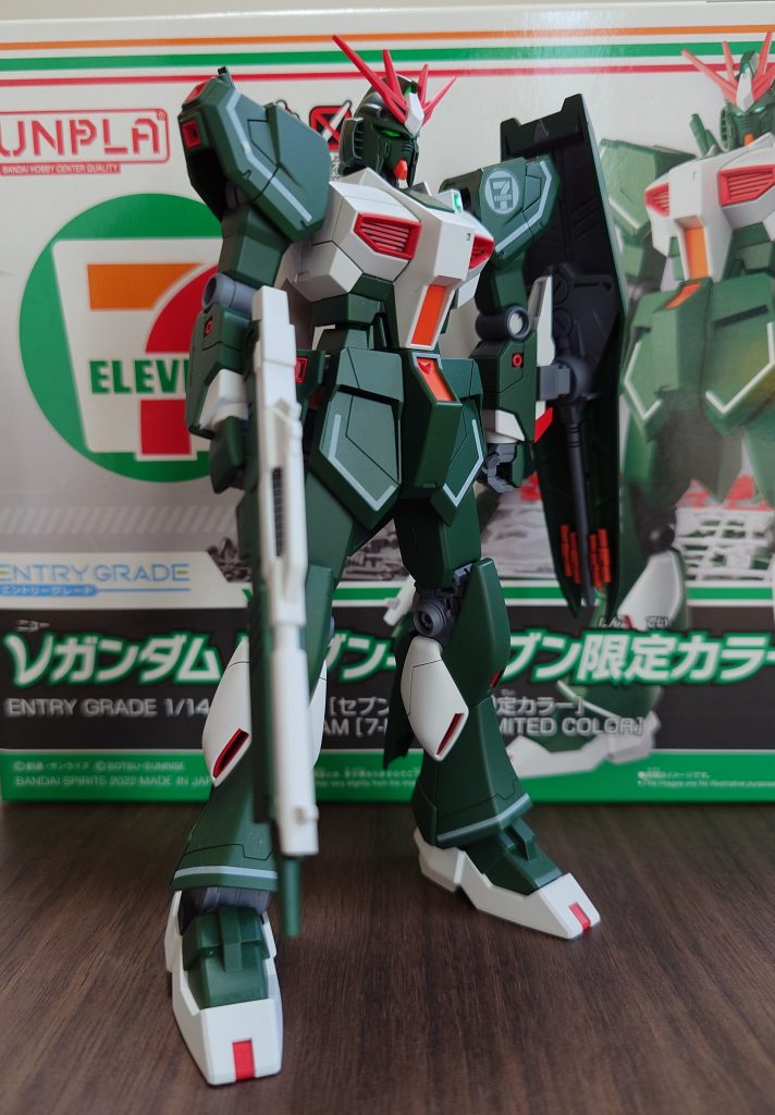 全体的にスジ彫りをチョコチョコ。MGやRGみたいにしたいけど腕前がありません。関節部分やアポジモーターも色分け付属のシールのみ貼付け