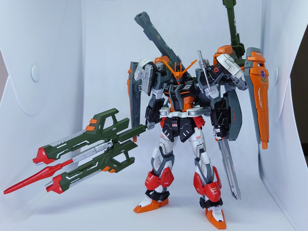 「このストライクならば、負けはしない！！」GAT-X105E/ARESストライク・アーレスストライクEカスタムに専用の「アーレスストライカー」をドッキングした形態。1対多数や拠点攻略を想定した重攻撃機であり、CE73年以降に流行したエースパイロット向けのハイエンドモデルでもある。全てのレンジに対応した武装を有しており、技術進化により増加装備の総重量を抑えた上で推進力強化に成功、「ストライクの運動性、バスターの火力、ブルデュエル系の増加装甲」の両立に成功している。火器の半分が実弾であり、機体の電力消費を抑えて火力を向上させているが、これには「ファウンデーションショック」以降、各国が独立を宣言したり、ザフト系テロリストやブルーコスモス残党など様々な勢力に対応せざるを得ない大西洋連邦側の都合も大きいと言われている。