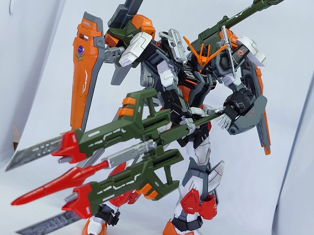 ベイオネットモードベイオネットのブレードを展開した状態グレイブヤード由来の生成技術で練成したブレードを備え、高い切断能力を有する。