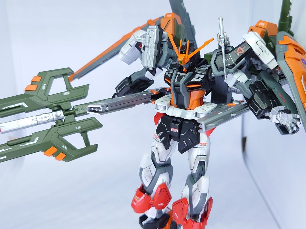 MAU-M3E4　2連装リニアガンノワールストライカーからの流用だが、バスター系の可動フレームに接続されている。