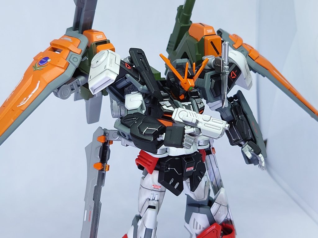 ビームライフルショーティストライクノワールからの流用、近距離用に肩部ラックに装備している。