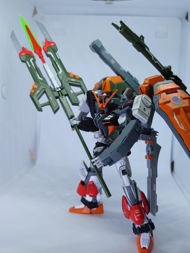 ビームランスモードベイオネットモードからビームブレードを発生させた状態。対艦刀と近い原理で仕様可能なランス。