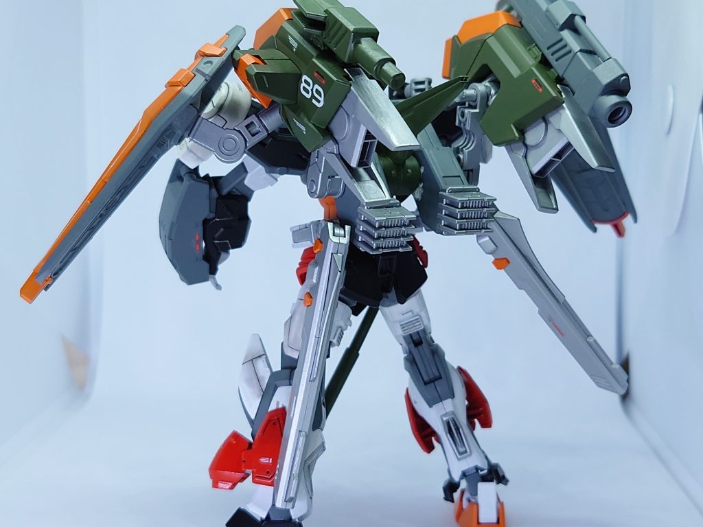 バックアーレスストライカーと各部推進機の併用で直線機動に限り飛行を可能としている。3次元での安定飛行能力はジェットストライカーに劣るが、対空火力は別次元のレベルであり、さして問題にはならないとされる。