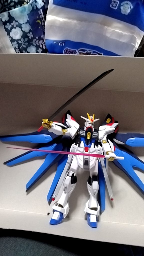 HGCEストライクフリーダムガンダムのバックパックに付け替えると、ストライクフリーダム弐式になります。