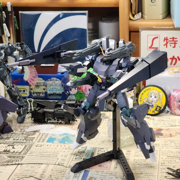 肩のアームとバックパックを整備(3枚目)全体的なシルエットが固まってきましたあとはサイドスカートの位置調整と膝アーマーのメガ粒子砲設置ぐらいでしょうか（2枚目）