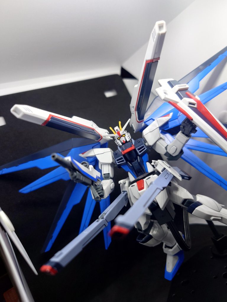 正面の少し下あたりから撮影したものです(*ﾟДﾟ*)レール砲がちょっと変な方向向いてますね( ˊᵕˋ ;)💦説明書にあった、フルバーストモードですっ！ 