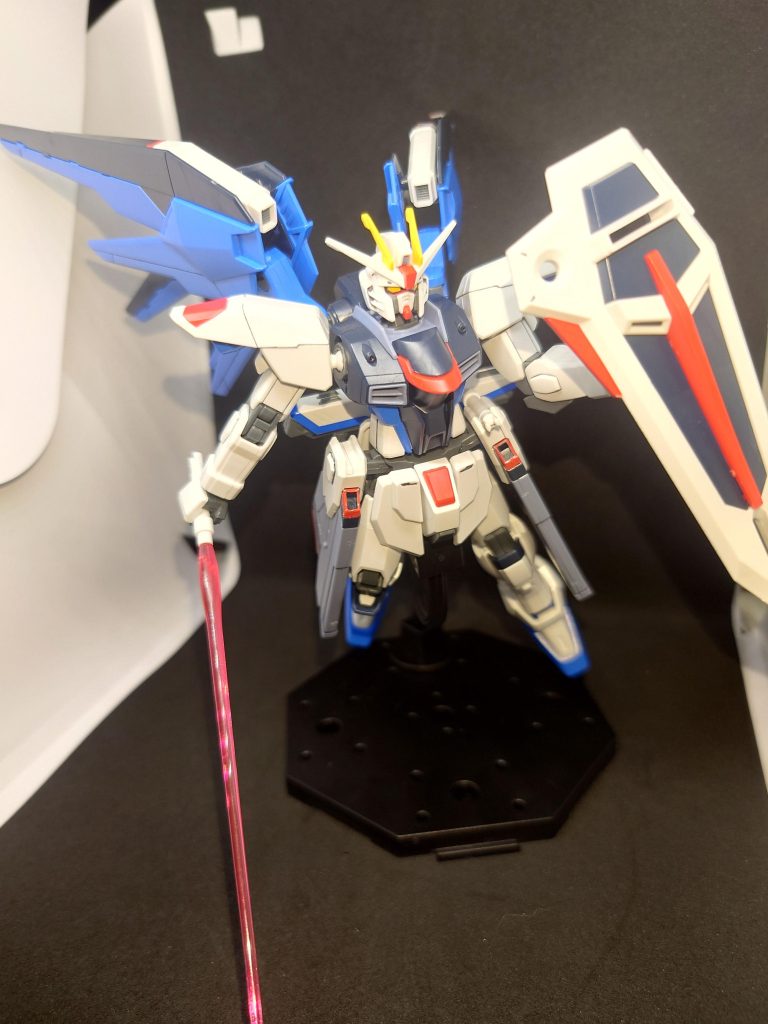 ちょっとポーズを変えて…ビームサーベルを持って敵に突進しています(*´﹀`*)この角度だとあんま浮いてるの分かりにくかったですね(￣▽￣;)